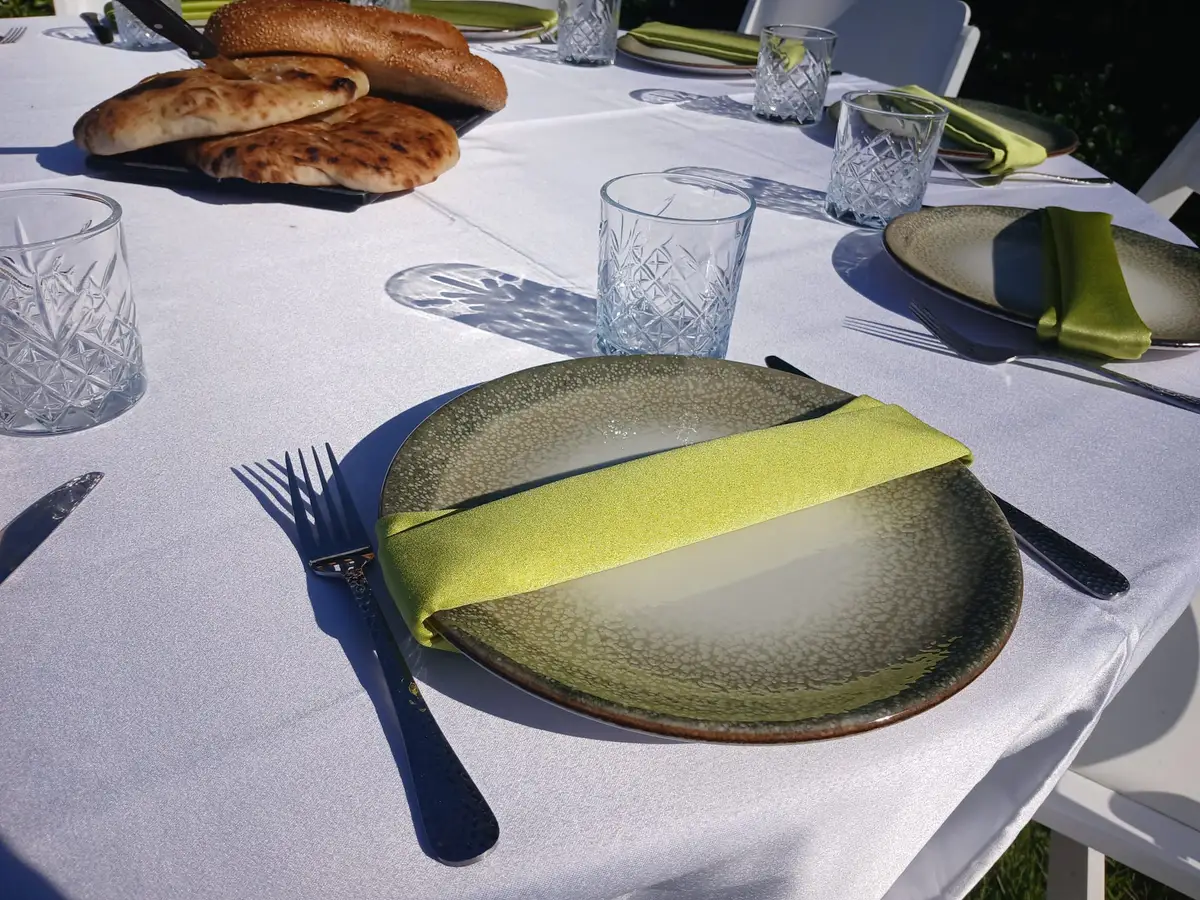 עריכת שולחן לסעודת חג בקייטרינג לסוכות