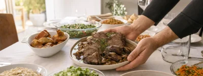 קייטרינג לפדיון הבן, שולחן חגיגי עם צלי בקר ברוטב פטריות, סלטים, אורז עם שקדים ותפוחי אדמה